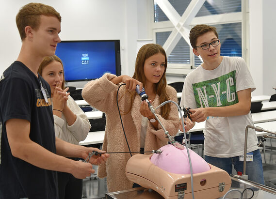 An den Hands-On-Stationen konnten sich die Schüler einen Eindruck darüber verschaffen, wie Ärzte das endoskopische Instrumentarium für Diagnose und Therapie einsetzen.