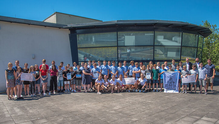 Abschlussveranstaltung des Kooperationsprojektes „Gemeinsam stark!“: KARL STORZ und die Schwenninger Wild Wings gratulieren den Schülern aus Villingen, Spaichingen und Donaueschingen.