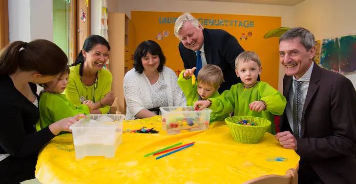 Karin Bader, Geschäftsführerin Denk mit! (3. von links), Bürgermeister Hans-Jürgen Osswald (Bildmitte) sowie Personalchef Stefan Ahlhaus von KARL STORZ (rechts außen) freuen sich über den erfolgreichen Start der altersgemischten Gruppe.