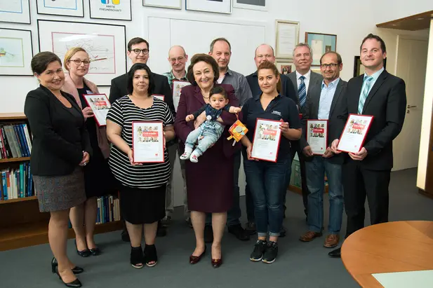 Ehrung der Stammzellspender: Vordere Reihe (v. l. n. r.) P. Ennenbach (DKMS), D. Fois, Dr. h. c. mult. Sybill Storz, L. Kornacker, H. Dirschauer, B. Widemann. Zweite Reihe (v. l. n. r): Z. Injac, F. Stannecker, G. Kehm, M. Egle, D. Schulz, M. Ivosevic. 