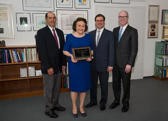 The entrepreneur, Dr. h. c. mult. Sybill Storz, is honored with the Pioneer in Surgical Endoscopy Award: Dr. David Rattner (SAGES), Dr. h. c. mult. Sybill Storz, Karl-Christian Storz, Dr. Brian Dunkin (SAGES) (from left to right).