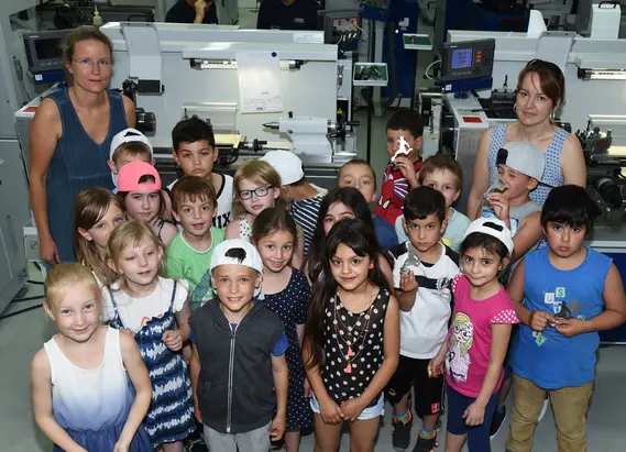 Berufetag der Grundschule: Die 1. Klasse der Tuttlinger Karlschule – begleitet von Klassenlehrerin Sabine Müller und Simone Mohry – zu Besuch in der KARL STORZ Ausbildungswerkstatt. 