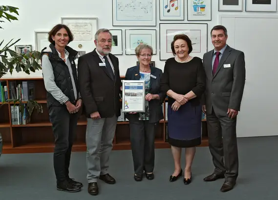 Claudia Martin-Nann, Hellmut Dinkelaker, Barbara Hintermeister (Arbeiter-Samariter-Bund Tuttlingen) freuten sich über die Spende aus Händen von Dr. h. c. mult. Sybill Storz sowie Nader Hassanzadeh (Betriebssportgruppe KARL STORZ).