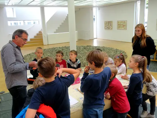 Die spannend vermittelten Eindrücke der Ausstellung werden von den jungen Teilnehmern mit großer Schaffenskraft in eigene Werke umgesetzt.