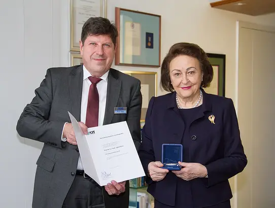 Das KIT, vertreten durch Vizepräsident Prof. Thomas Hirth, würdigt das Engagement von Dr. h. c. mult. Sybill Storz mit der Verdienstmedaille des KIT.