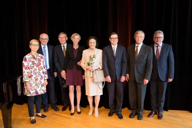 La homenajeada Dra. h. c. mult. Sybill Storz y Karl-Christian Storz con el ex Presidente Federal Prof. Horst Köhler, Sr. Volker Kauder con su esposa, el Ministro de Justicia Sr. Guido Wolf, y el Alcalde Sr. Michael Beck con su esposa.