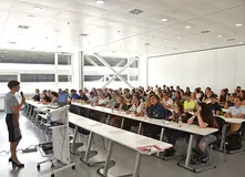 Im Schulungszentrum erfahren Schüler des Otto-Hahn-Gymnasiums sowie des Immanuel-Kant-Gymnasiums mehr über KARL STORZ und aktuelle Trends in der Medizintechnik.