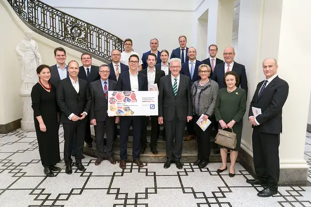 Dr. h. c. mult. Sybill Storz und Dr. Klaus Irion (KARL STORZ) sowie die weiteren Preisträger aus Baden-Württemberg erhalten die Glückwünsche von Ministerpräsident Winfried Kretschmann. © Land der Ideen/Wolfram Scheible