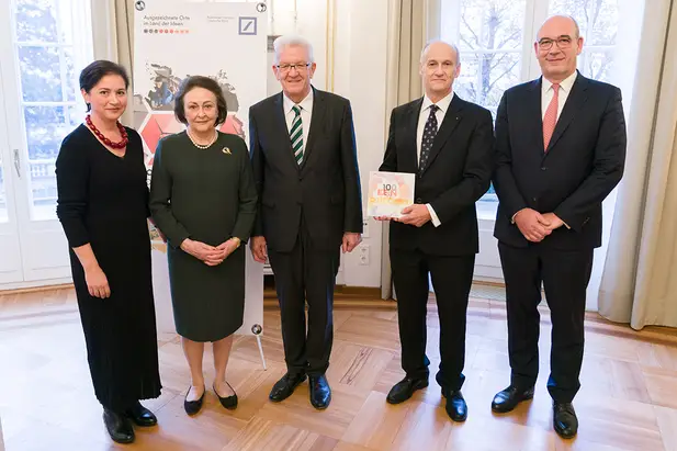 V.l.n.r.: Ute E. Weiland (Geschäftsführerin Deutschland – Land der Ideen), Dr. h. c. mult. Sybill Storz, Ministerpräsident Winfried Kretschmann, Dr. Klaus Irion (KARL STORZ) sowie Andreas Torner (Deutsche Bank AG). © Land der Ideen/Wolfram Scheible