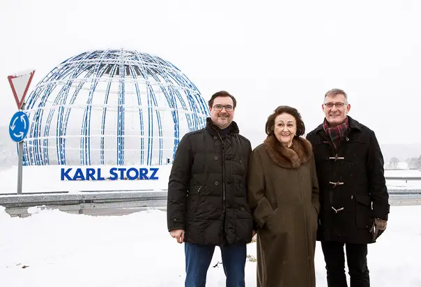 Mit Einschalten der Lichtpunkte übergaben Karl-Christian Storz, Dr. h. c. mult. Sybill Storz und Oberbürgermeister Michael Beck (v. l. n. r.) die KARL STORZ Weltkugel der Öffentlichkeit.