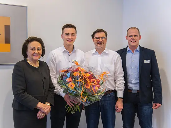 Freude über den Bundessieg: Dr. h. c. mult. Sybill Storz, Bundessieger Tobias Murello, Karl-Christian Storz sowie Rainer Ulmschneider (Ausbildungsleiter Gewerbliche Berufe bei KARL STORZ) (v.l.n.r).