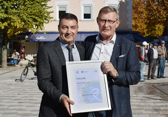 Oberbürgermeister Michael Beck (rechts) gratuliert Nader Hassanzadeh, der die Urkunde stellvertretend für KARL STORZ Aktiv e. V. entgegen nimmt.