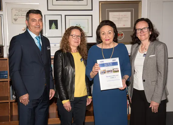 Große Freude bei der Spendenübergabe (v.l.n.r): Nader Hassanzadeh (KARL STORZ Aktiv e.V.), Juliane Schmieder (Frauenhaus Tuttlingen), Dr. h. c. mult. Sybill Storz und Regina Storz-Irion (Frauenhaus Tuttlingen).