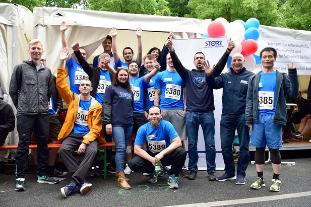 88 km für den guten Zweck: Das KARL STORZ Läufer- und Helferteam beim 18. Berliner Firmenlauf.