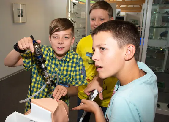 Konzentriert bei der Sache: Die Kinder testen ihre Fähigkeiten an den medizinischen VR-Simulatoren.