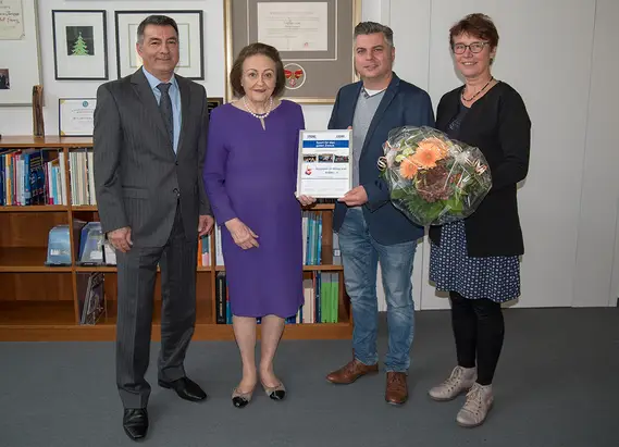 Nader Hassanzadeh (KARL STORZ Aktiv e. V.), Dr. h. c. mult. Sybill Storz, Dieter Störk und Annerose Speck (Tafelladen Tuttlingen) (v.l.n.r.) bei der Spendenübergabe.