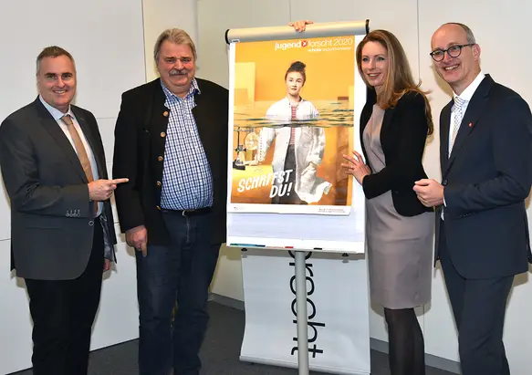 OStR Roland Renner (Wettbewerbsleiter), Prof. Dr. Peter Anders (Hochschule Tuttlingen), Carmen Butsch und Dr. Martin Leonhard (beide KARL STORZ) starten in die neue Wettbewerbsrunde 2020 (v.l.n.r.)