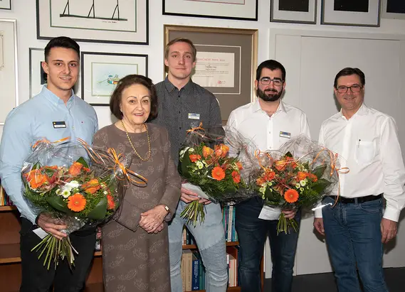 Bundessieger Dennis Mitecki (Chirurgiemechaniker), Dr. h. c. mult. Sybill Storz, Innungssieger Florian Manger (Chirurgiemechaniker), Innungssieger Leon Schmidt (Feinwerkmechaniker) und Karl-Christian Storz bei der Gratulationsrunde (v.l.n.r.)