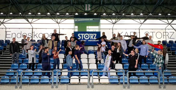 Die neuen Auszubildenden auf der KARL STORZ Tribüne im Tuttlinger Donaustadion.