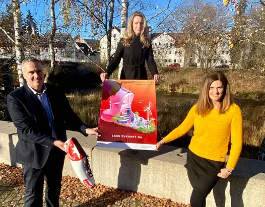 Wettbewerbsleiter Roland Renner und die Wettbewerbspaten Carmen Butsch (KARL STORZ) und Sandra Ittig (Stadt Tuttlingen) (v.l.n.r.) läuten die neue Wettbewerbsrunde 2021 ein.