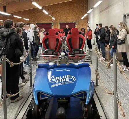 Blick hinter die Kulissen: Die Jugendlichen erhielten einen exklusiven Einblick in die technische Anlage der Achterbahn „Blue Fire“.