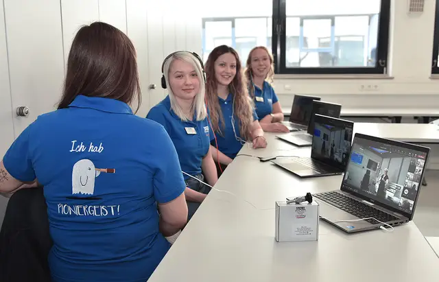 Bildunterschrift (v.l.n.r.): Luana Lombardo, Jennifer Rabus, Lea Müller und Sophie Hofmann gaben beim Girls‘ Day virtuell Einblicke in die abwechslungsreichen Ausbildungsberufe bei KARL STORZ.