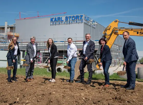 Caption (from left to right): The ground has been broken – together, KARL STORZ Construction Projects Manager Irina Stock, Tuttlingen District Chief Executive Stefan Bär, Neuhausen Mayor Marina Jung, KARL STORZ CEO Karl-Christian Storz, Tuttlingen Mayor M