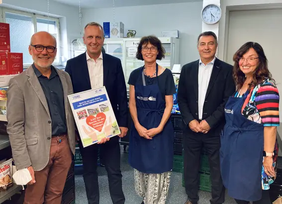 Jürgen Hau, Holger Mann, Annerose Speck, Nader Hassanzadeh, und Katharina Schlenker tauschten sich bei der Spendenübergabe über die aktuellen Herausforderungen der Tafel in Tuttlingen aus.