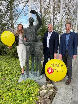 (v.l.n.r.): Carmen Butsch, Patenbeauftragte KARL STORZ, Roland Renner Wettbewerbsleiter und Claus-Peter Bensch, Patenbeauftragter Stadt Tuttlingen freuen sich auf den 10. Regionalwettbewerb Donau-Hegau. (Quelle: KARL STORZ)