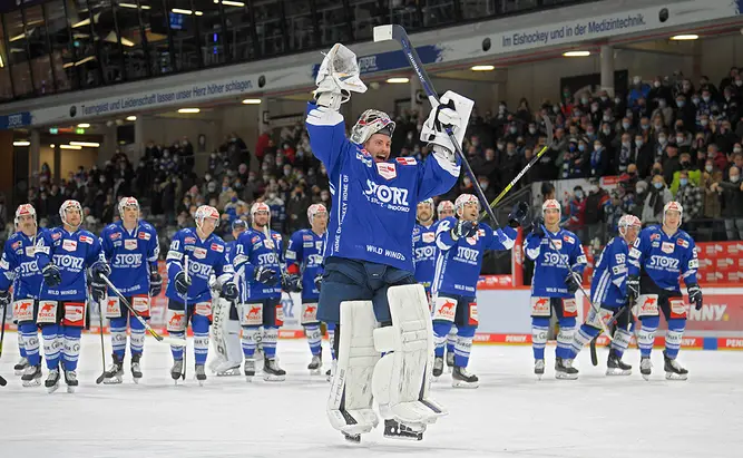 Jetzt anmelden: Beim „Schools Day“ geht’s für Schulklassen der Region mit KARL STORZ und den Wild Wings ins Eishockey-Stadion.