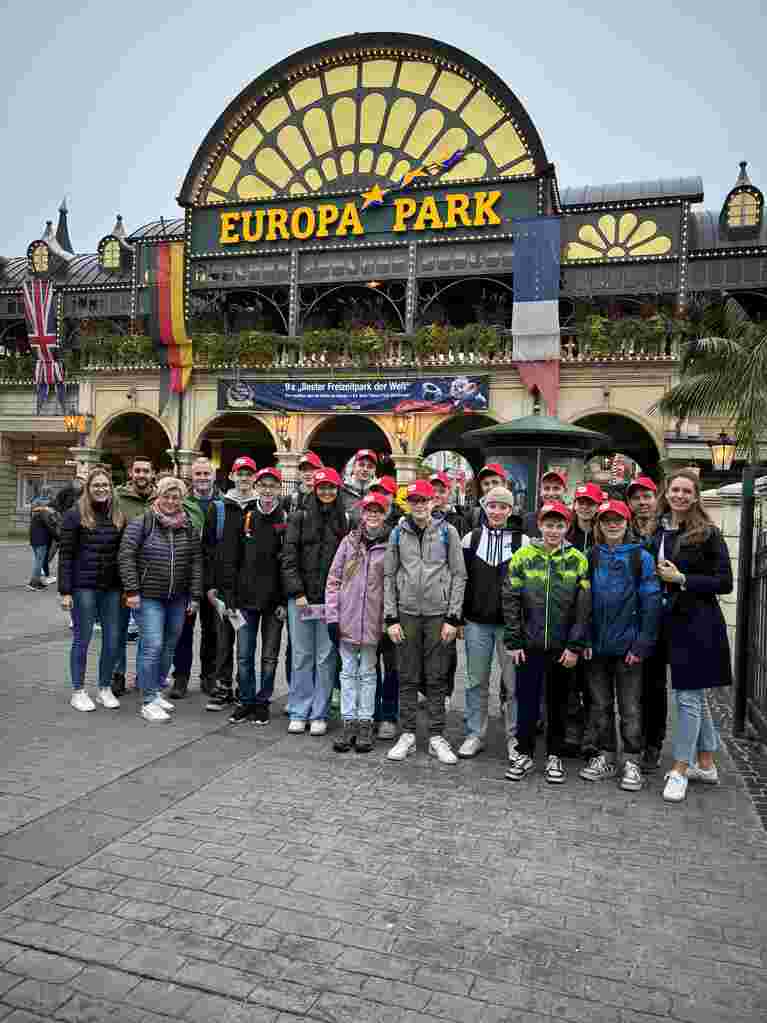 Eine Gruppe von Kindern stehen vor dem Eingangstor des Europa-Parks in Rust.