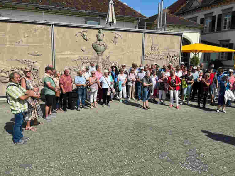 Die Rentnergemeinschaft von KARL STORZ genießt eine Bodensee-Tour. Die Gruppe steht zusammen und unterhält sich angeregt, während sie die Aussicht auf den See genießen.