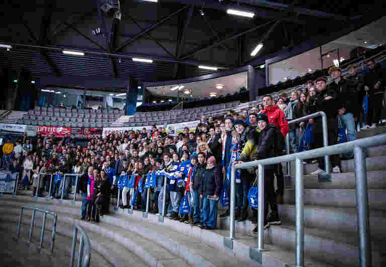 Eishockey Wilde Wings Fankurve KARL STORZ