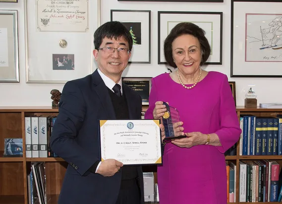 Professor Chyi-Long Lee presents APAGE (Asia-Pacific Association for Gynecologic Endoscopy and Minimally Invasive Therapy) honorary membership to Dr. h. c. mult. Sybill Storz.