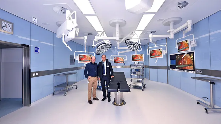 Dirk Jestädt (Head of Medical Technology, Fulda Hospital) and Markus Fischer (Purchasing and Materials Management Division Manager) in the hospital’s new OR.